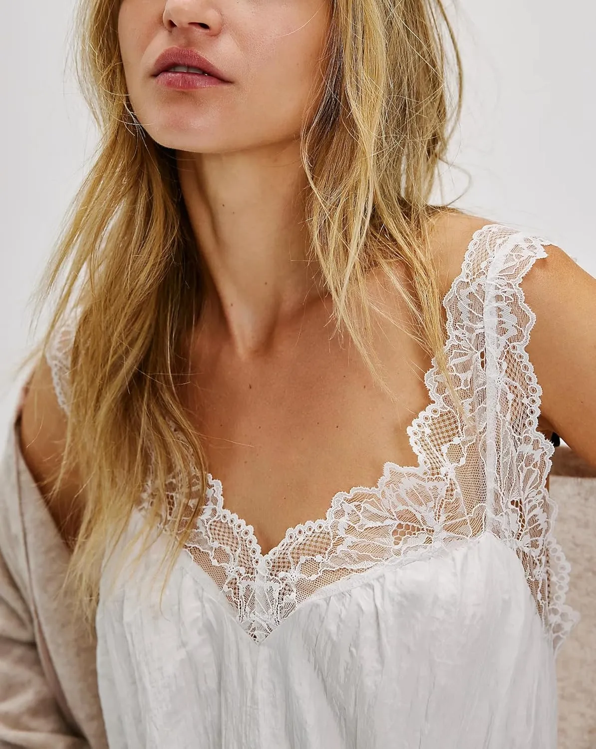 Womens Lace Trim Flowy Tank Top Boho Lace V Neck Sleeveless Camisole Tops Backless Beach Vacation Going Out Vest